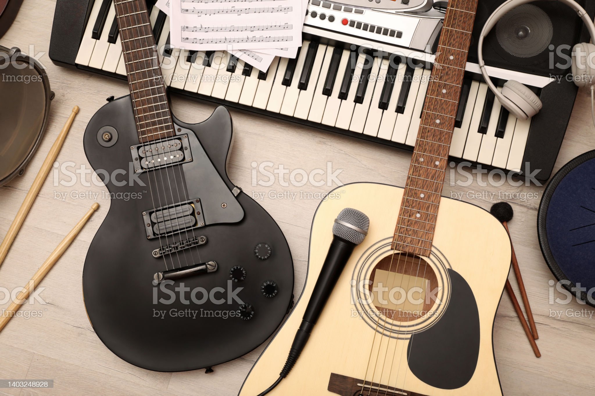 Verschillende muziekinstrumenten, hoofdtelefoon en microfoon op houten ondergrond