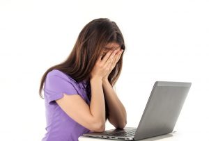 Vermoeidheid: Vermoeide vrouw achter laptop