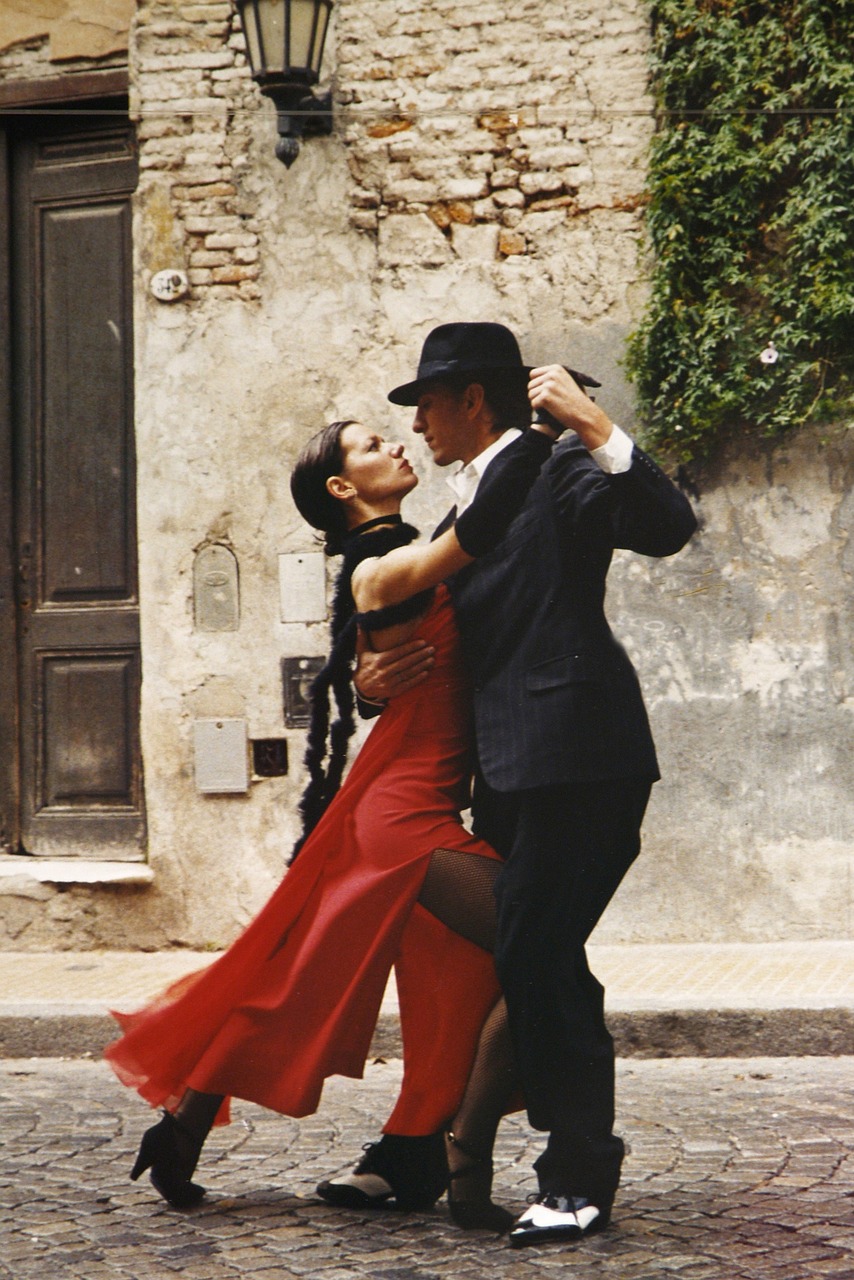 Man en vrouw dansen met elkaar