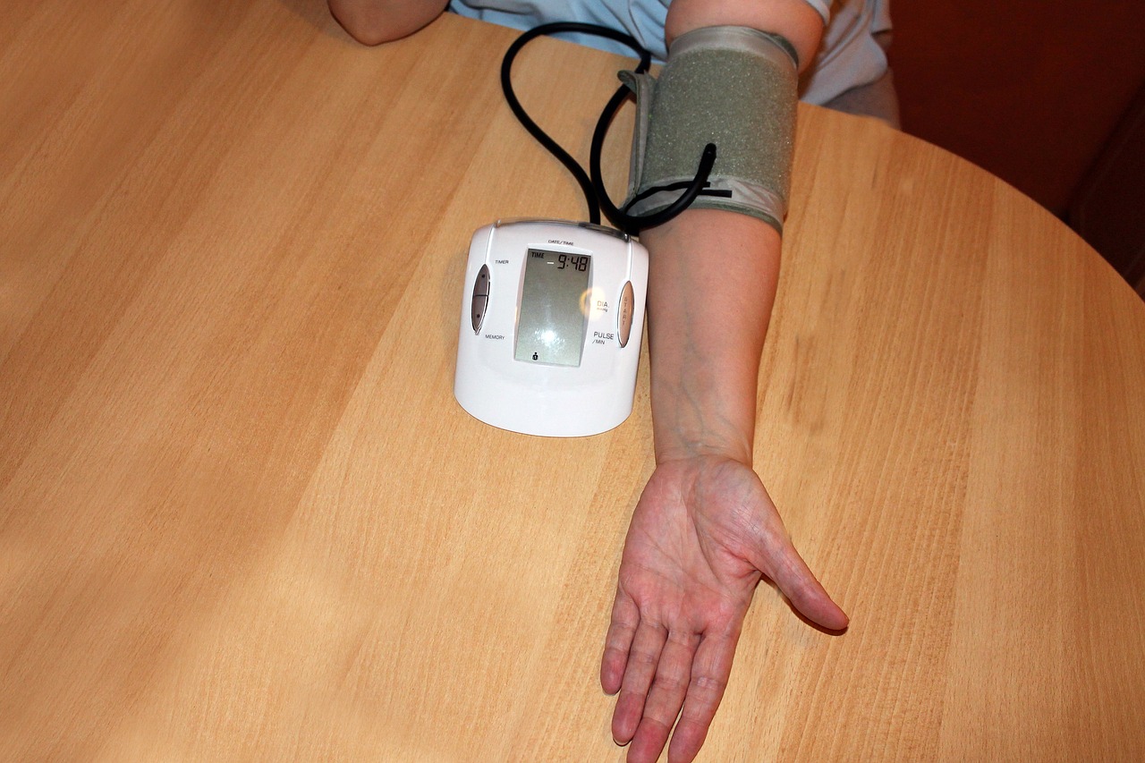 De bloeddruk wordt gemeten met een bloeddrukmeter