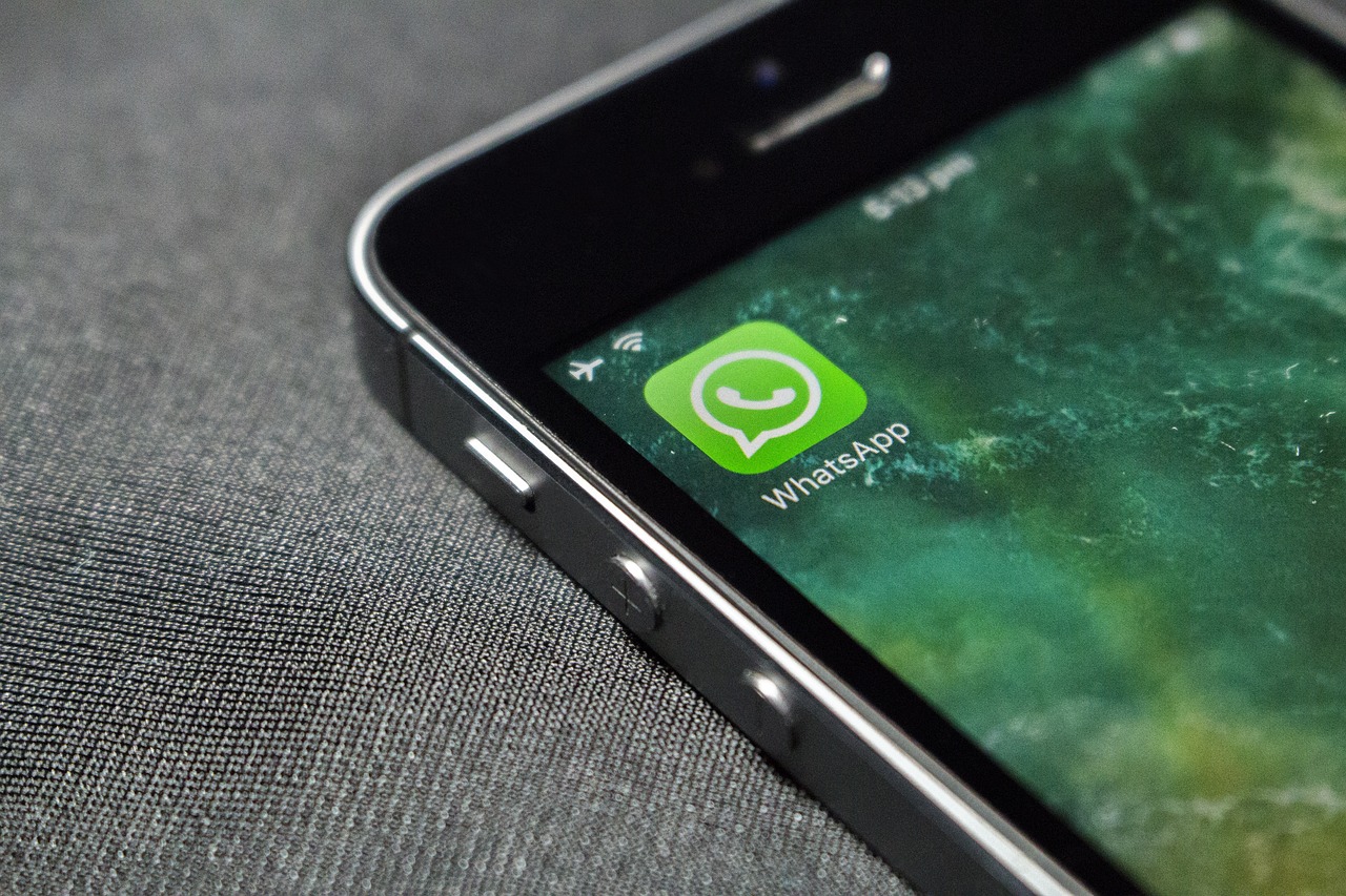 Smartphone met logo van WhatsApp